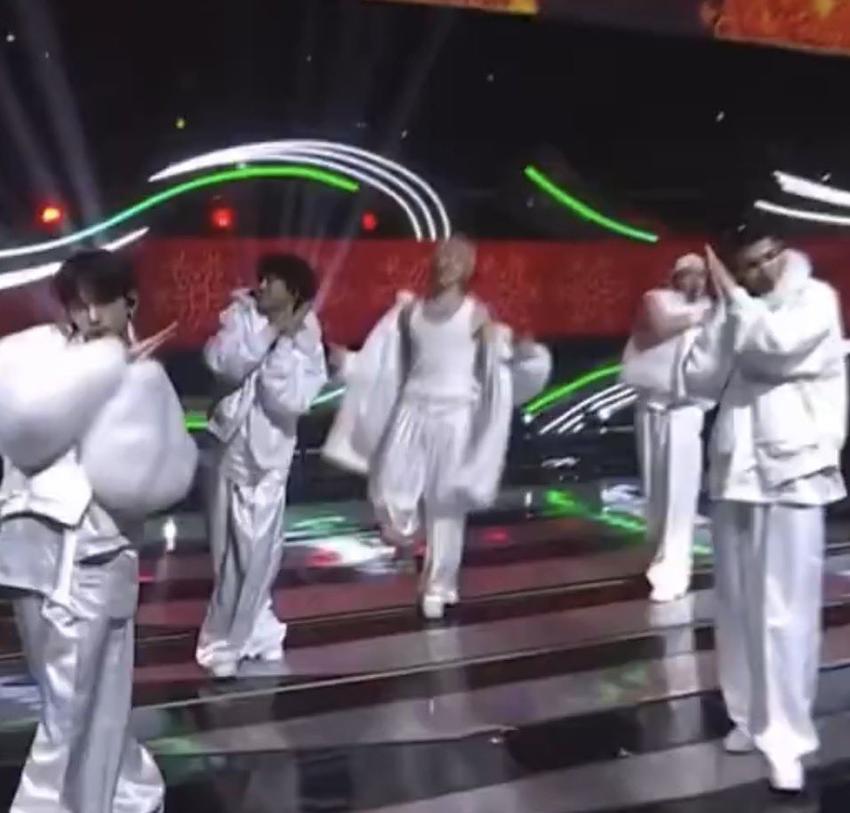 [잡담] 이거 앤팀인데 잘 안 보이는데도 중간에 누군지 바로 알겠음 | 인스티즈