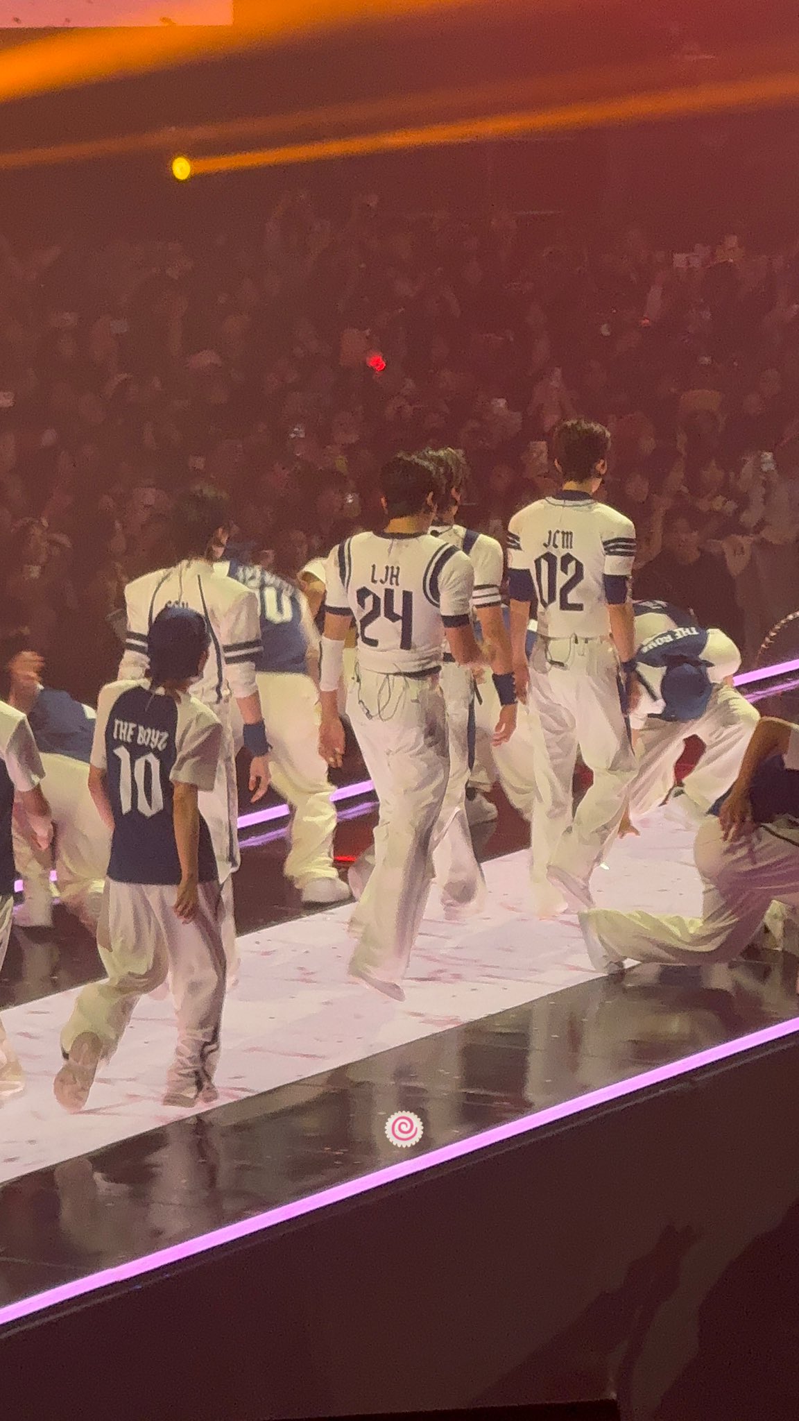 [잡담] 와씨 더보이즈 럭비복입은거 뒷모습 미쳤넼ㅋㅋ | 인스티즈