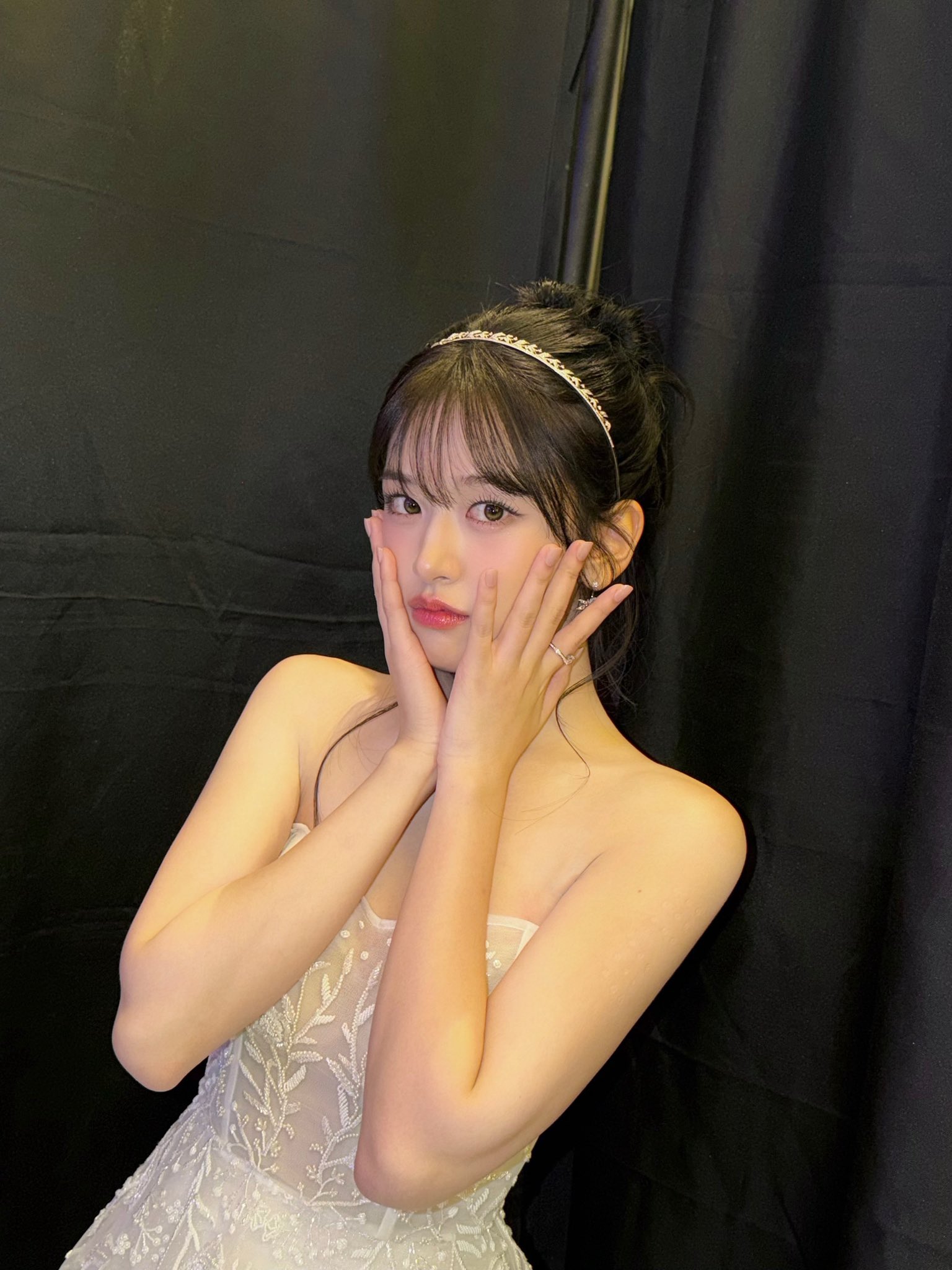 [잡담] 아이브공계에 올라온 안유진 mc 드레스 사진들 | 인스티즈