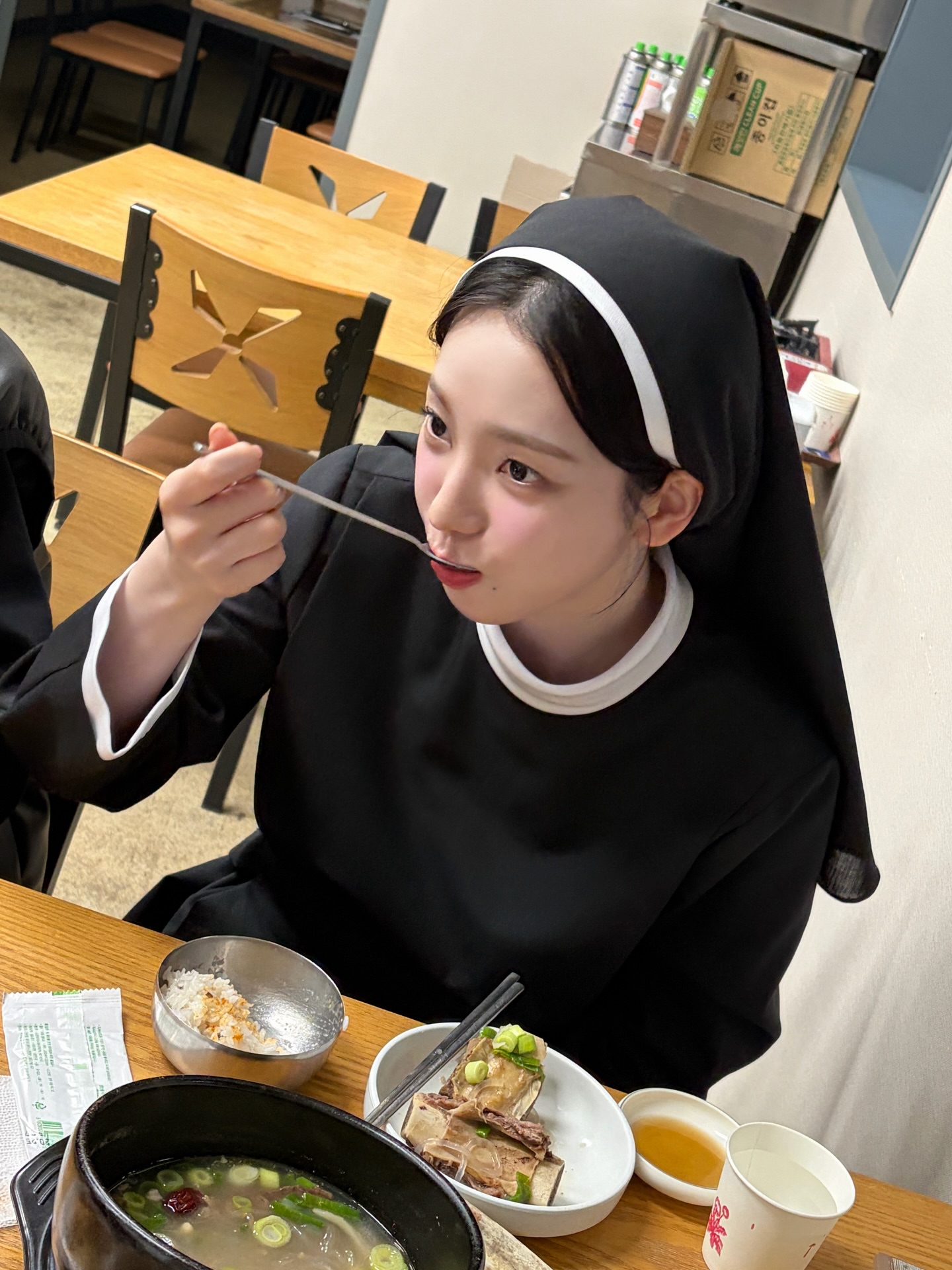 [잡담] 갈비탕 먹는 수녀 카리나 ㅋㅋㅋ | 인스티즈