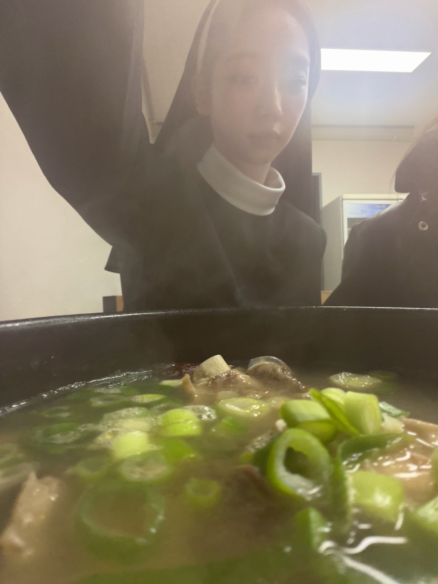 [잡담] 갈비탕 먹는 수녀 카리나 ㅋㅋㅋ | 인스티즈