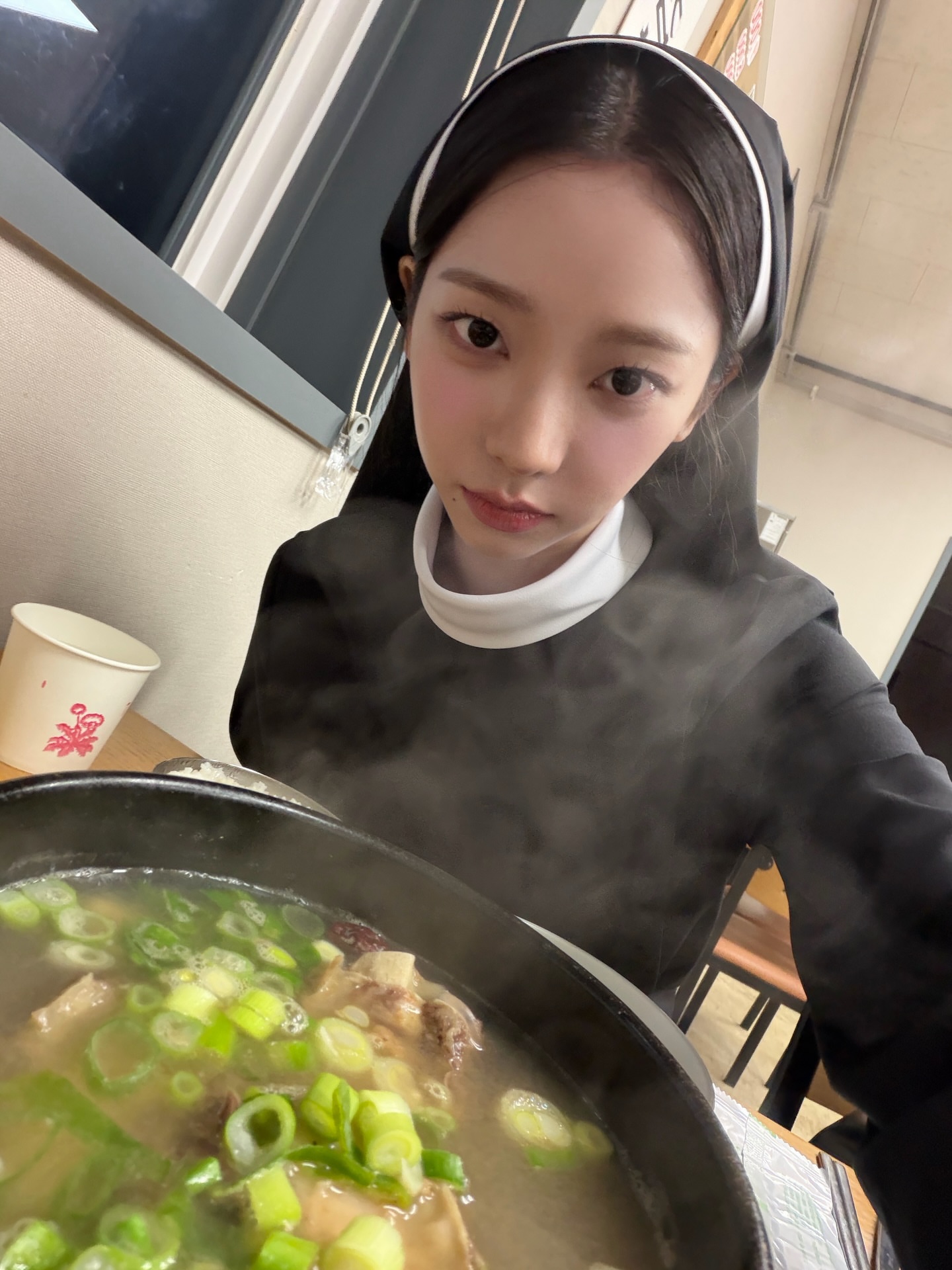 [잡담] 갈비탕 먹는 수녀 카리나 ㅋㅋㅋ | 인스티즈