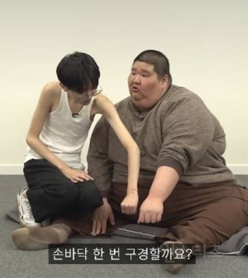 충격적인 46kg 남자와 240kg 남자의 팔 비교.jpg | 인스티즈
