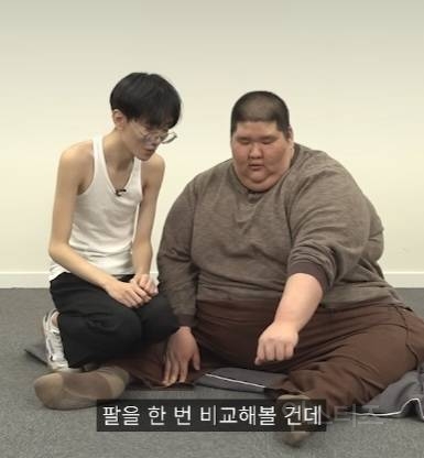 충격적인 46kg 남자와 240kg 남자의 팔 비교.jpg | 인스티즈