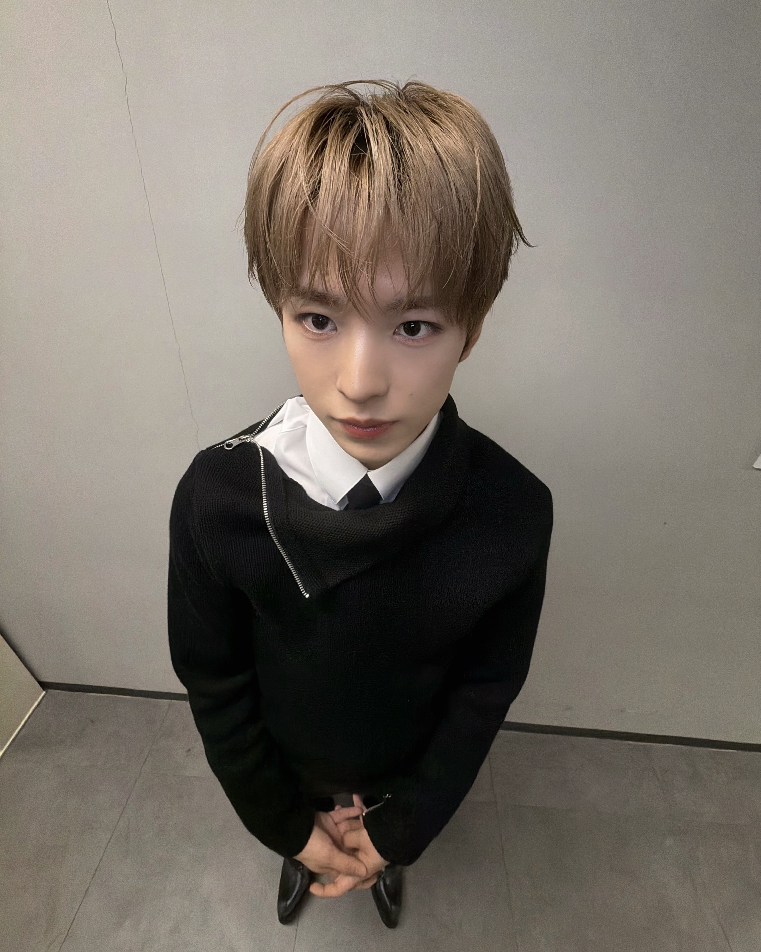 [잡담] 우시는 가끔 카메라가 아니라 찍어주는 사람을 본다 | 인스티즈