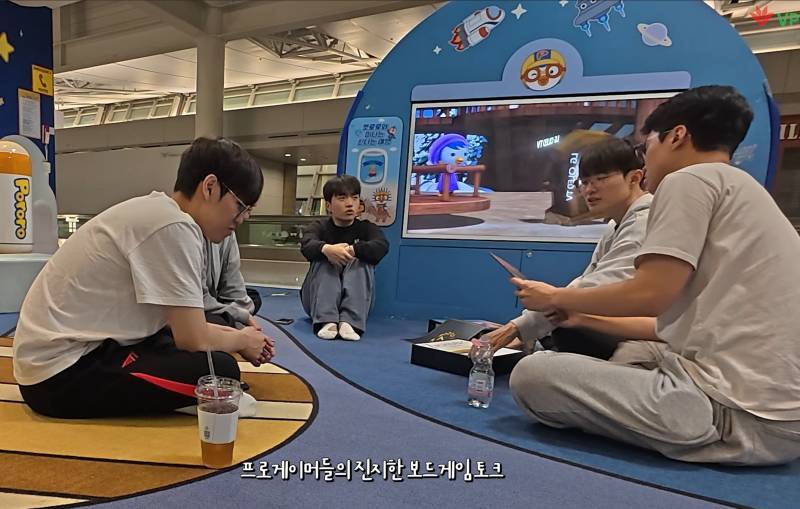 [잡담] 2-30대 남자애들이 뽀로로에 앉아 단체로 보드게임하는 모습ㅋㅋㅋㅋ | 인스티즈
