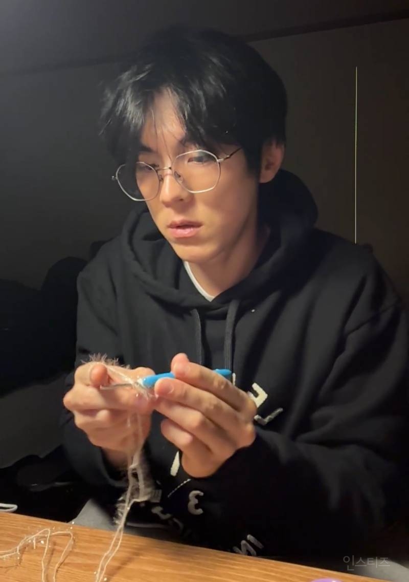 팬들을 위해 직접 뜨개질 하는 가수 실존...JPG | 인스티즈