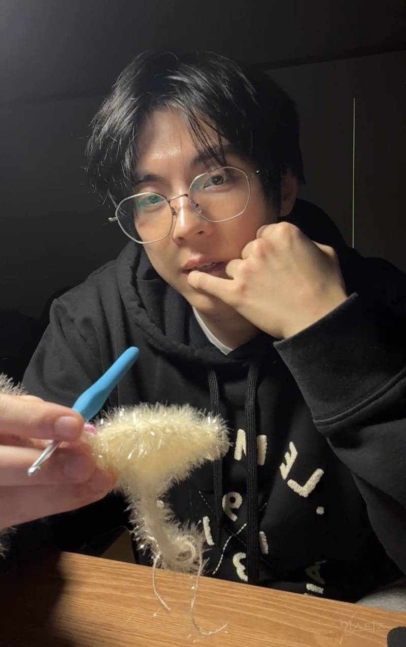 팬들을 위해 직접 뜨개질 하는 가수 실존...JPG | 인스티즈