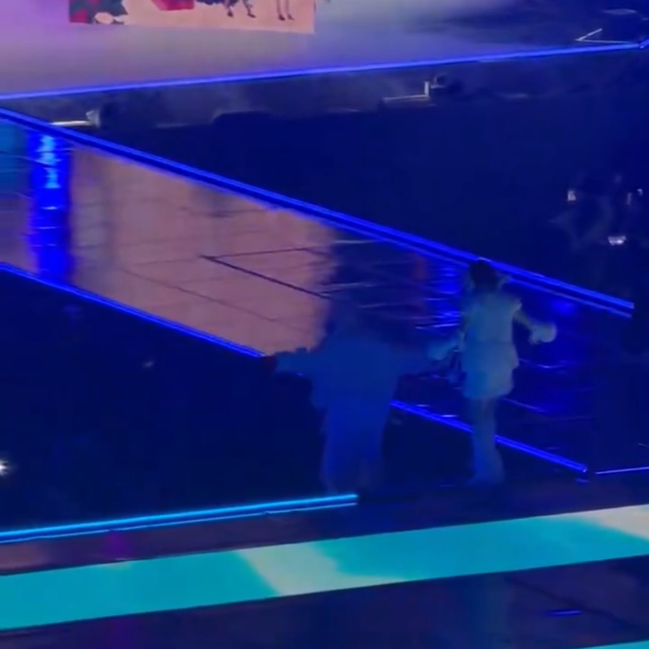 [잡담] 눈사람즈 계단 내려가는거 ㄱㅇㅇ | 인스티즈