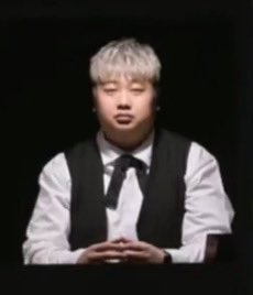 [잡담] 남노 혼자 이러고 앉아있는거 왤케 웃기지 | 인스티즈