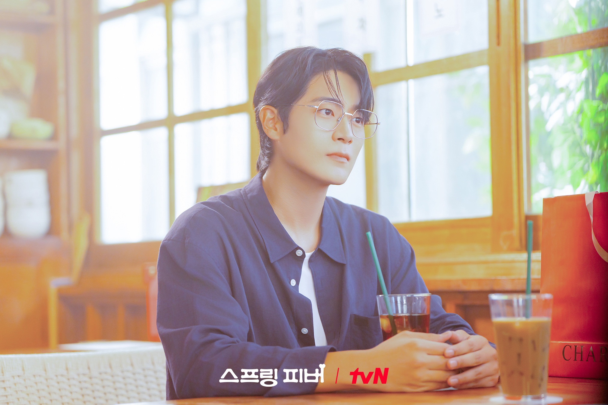 [잡담] 스프링피버) 차서원이 소개하는 '최이준' 키워드!#중재자💁🏻‍♂️ #까칠코믹😋 #낭만💙👓차가워 보이지만 의외의 허당미와 다정함돈보다 의리를 중시하는 낭만의 최이준!✨ | 인스티즈