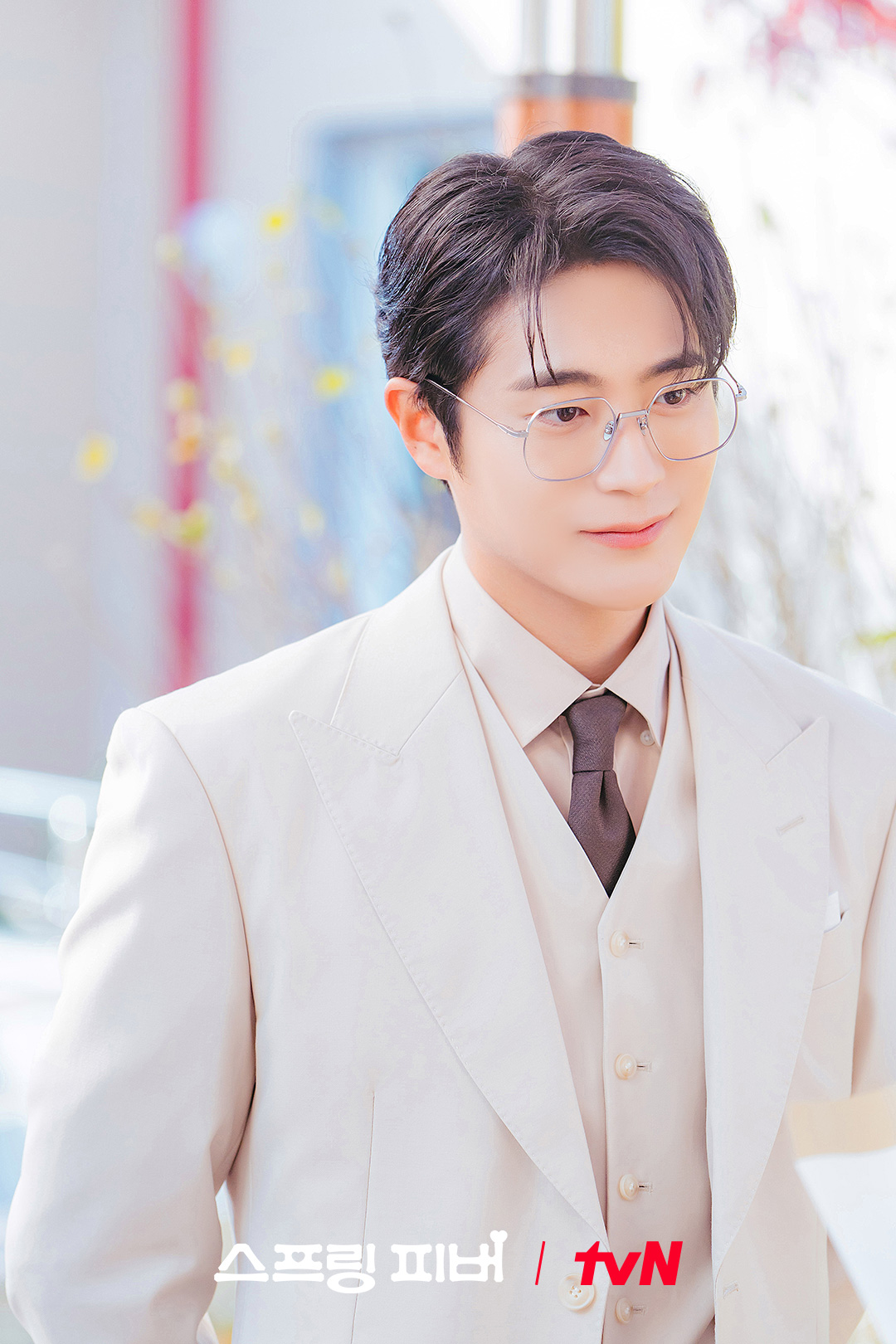 [잡담] 스프링피버) 차서원이 소개하는 '최이준' 키워드!#중재자💁🏻‍♂️ #까칠코믹😋 #낭만💙👓차가워 보이지만 의외의 허당미와 다정함돈보다 의리를 중시하는 낭만의 최이준!✨ | 인스티즈