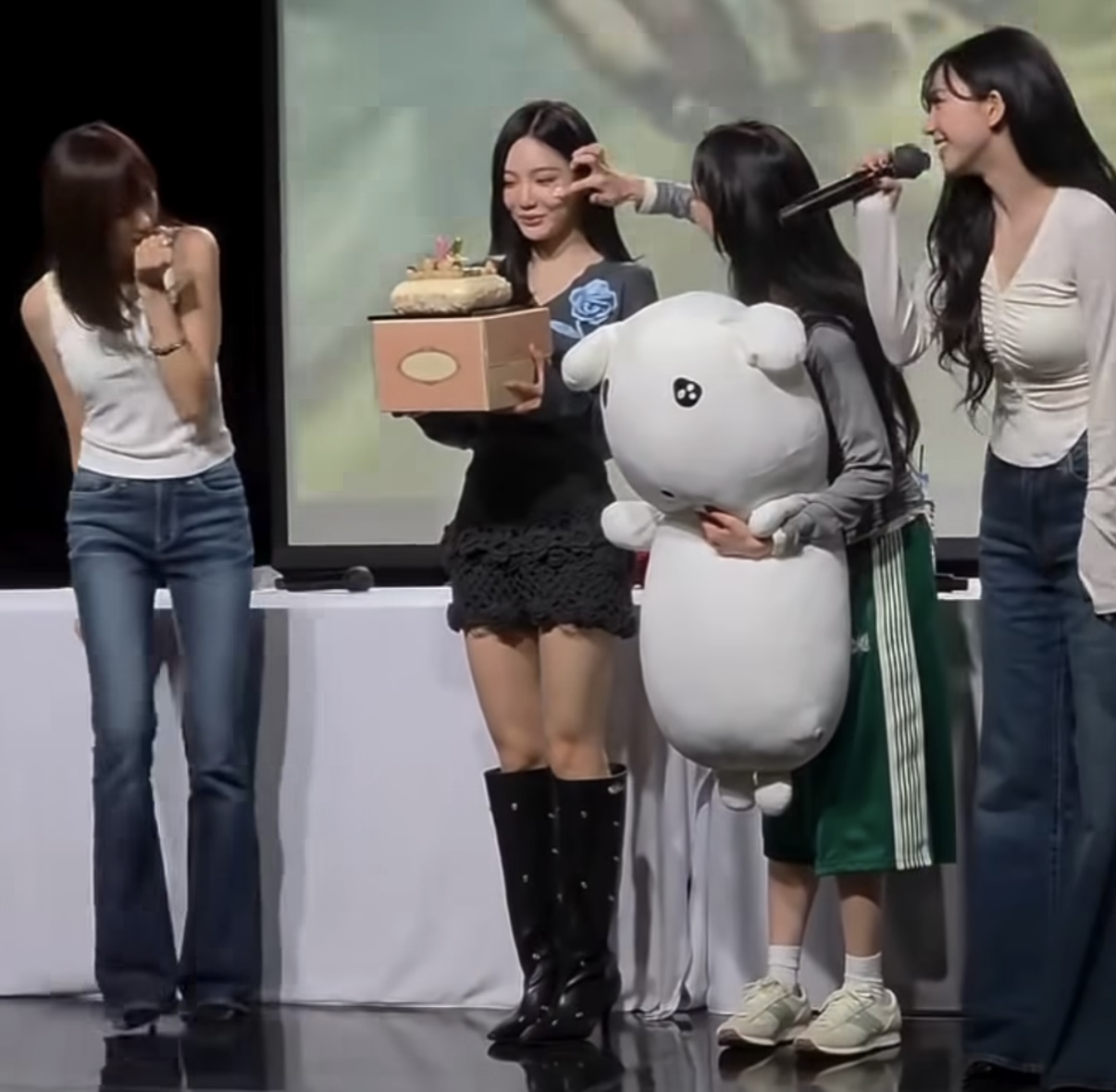 [마플] 와 윈터 걍 그 바지를 입고 팬싸를 했던거구나... | 인스티즈