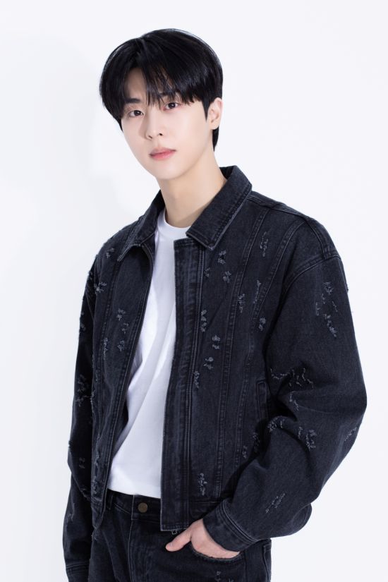 [잡담] 김무준배우 인텁 사진 보면 ㅂㅌ 진 안닮은것같아 | 인스티즈