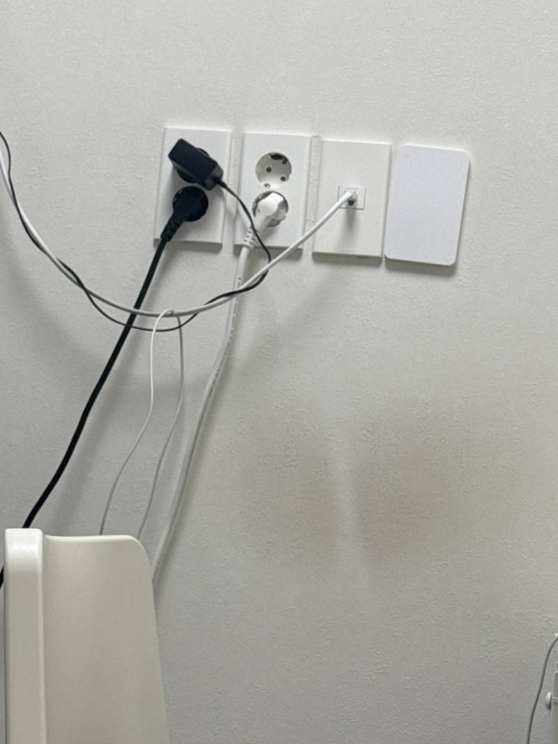 [잡담] 고시원 냄새 나는거 다반사야? 벽지 자국 좀 봐줘 | 인스티즈