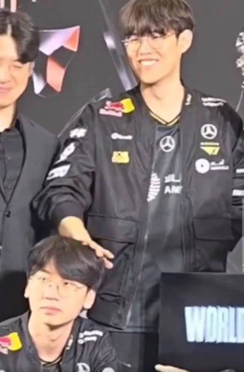 [잡담] 현준이 쓰담하는 현준이 | 인스티즈