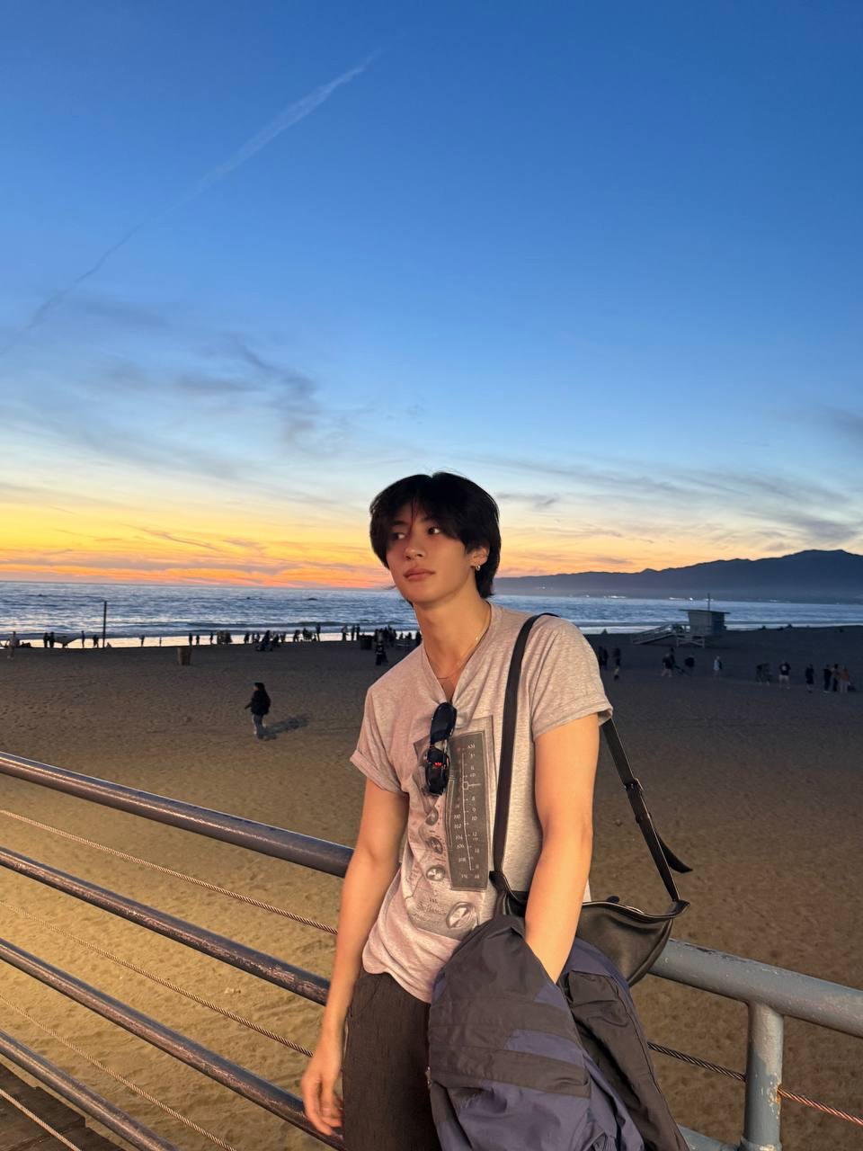 [잡담] 앤톤 이 사진 너무 현실에 없는데 현실에 있을거같은 | 인스티즈