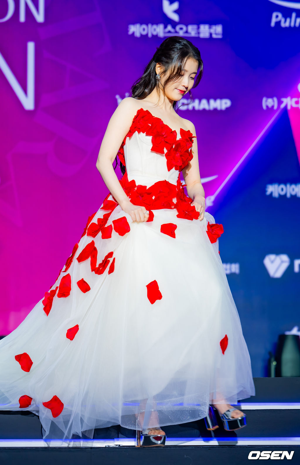 [마플] 아이유는 전신샷 각도빨 잘타거나 무조건 상반신 위주가 필수인듯 | 인스티즈