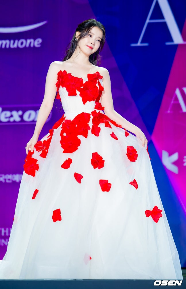 [잡담] 251229 2025 서울콘 에이판 스타 어워즈 레드카펫 아이유 기사사진 | 인스티즈