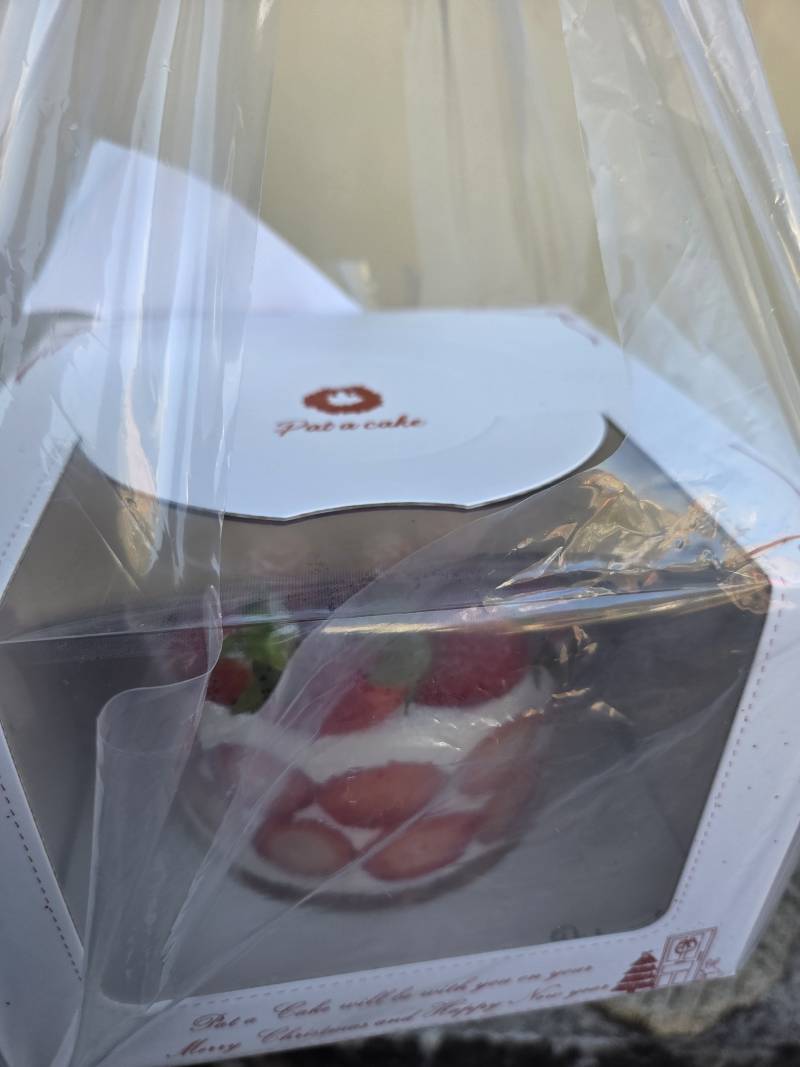 [잡담] 요새 딸기 많이들어간 케잌 읶잔아 나도 유명한곳 사서 먹었는데 컷팅하다가 다 망가짐 | 인스티즈