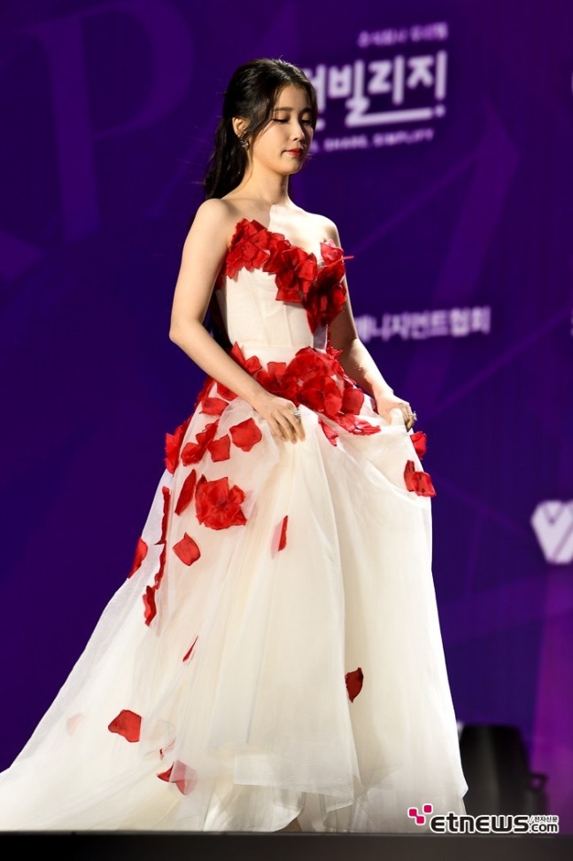 [잡담] 251229 2025 서울콘 에이판 스타 어워즈 레드카펫 아이유 기사사진 | 인스티즈