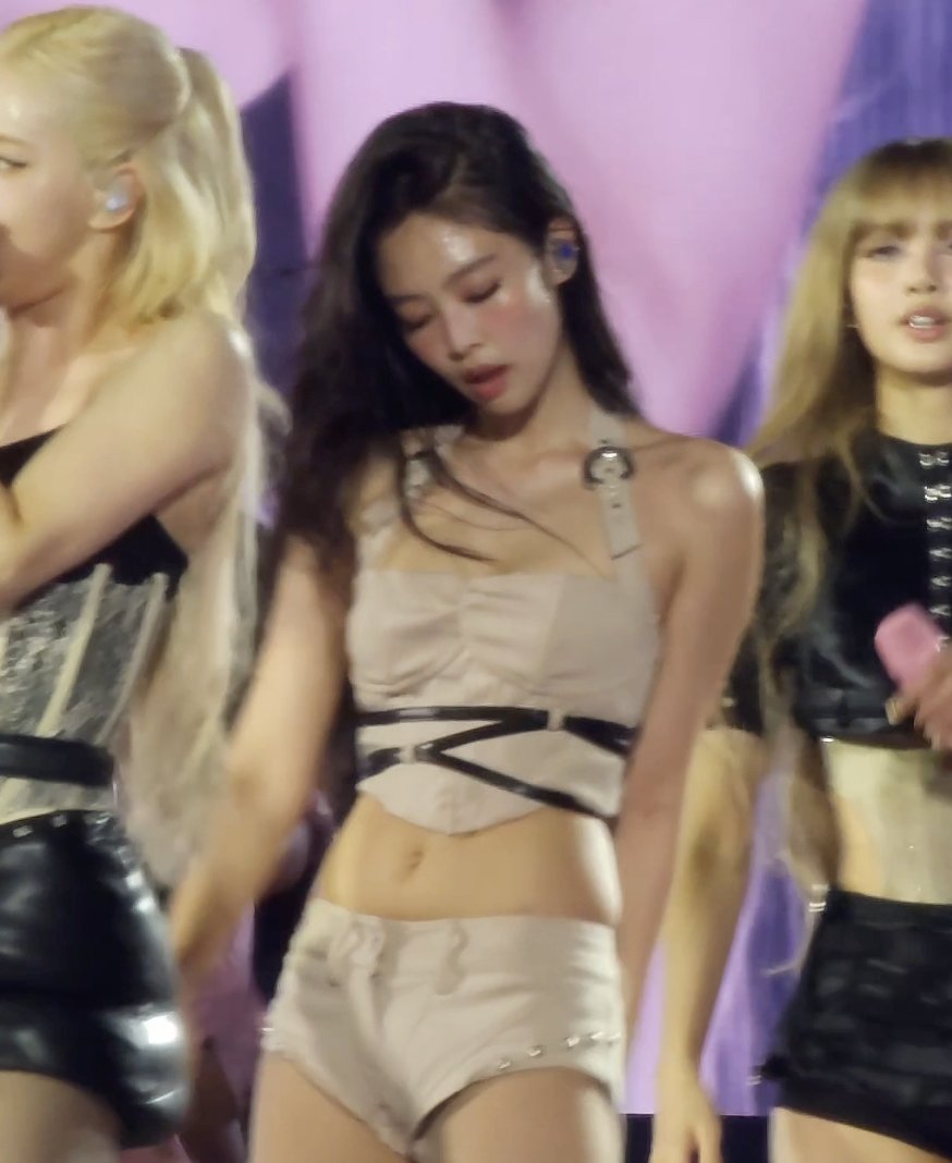 [잡담] 난 제니 콘서트 의상 중에 이게 젤 이뻐 | 인스티즈