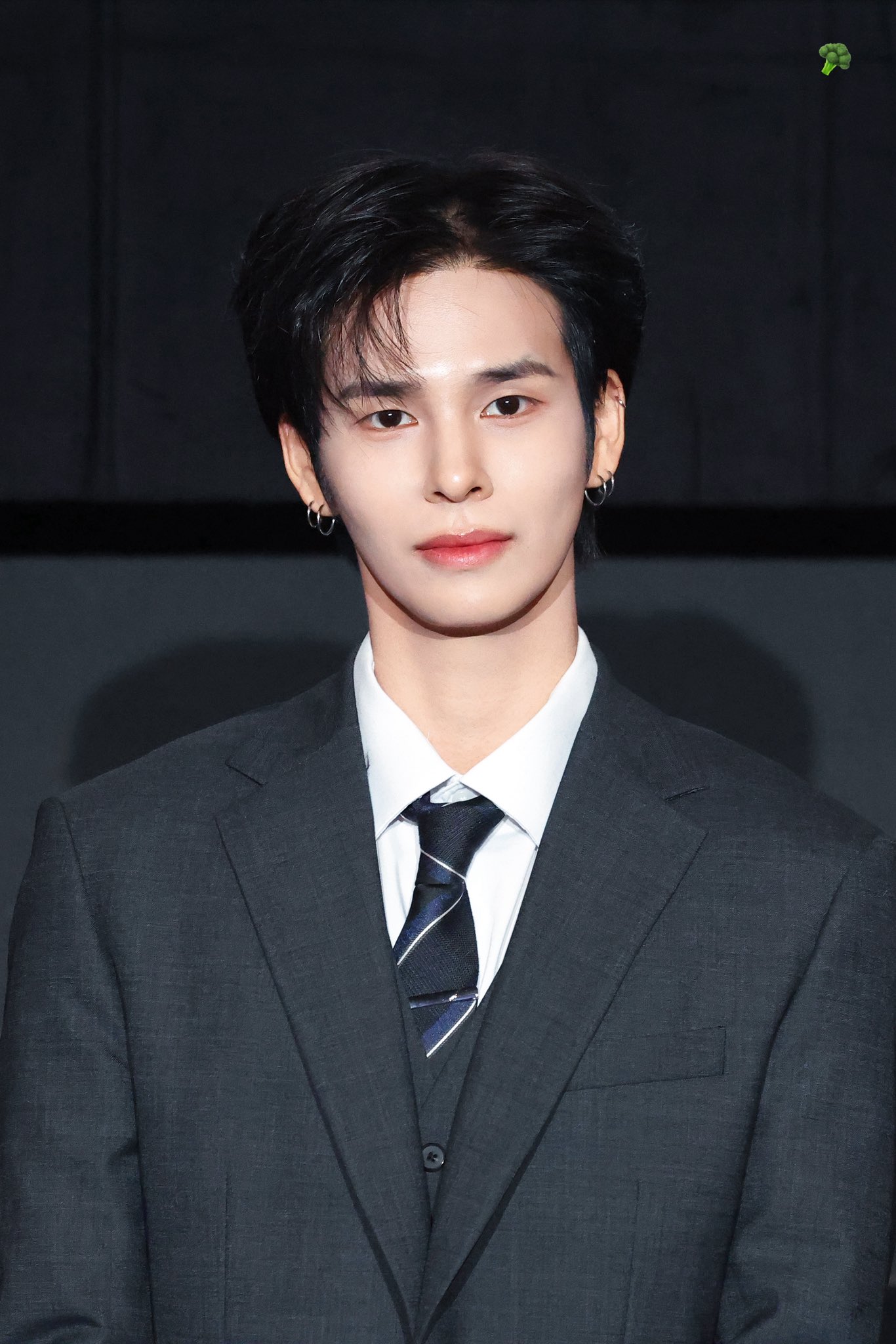 [잡담] 수상할정도로 쓰리피스 수트가 잘어울리는 박사원이 좋다.. | 인스티즈