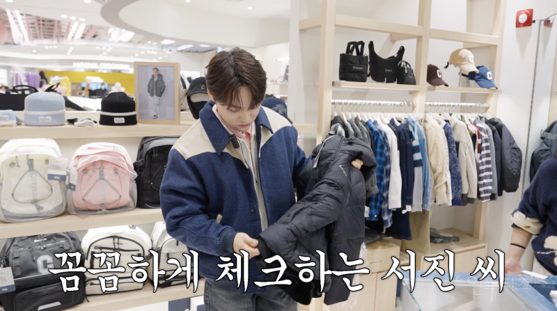 매년 아동복지센터에 패딩을 기부하는 가수 .jpg | 인스티즈