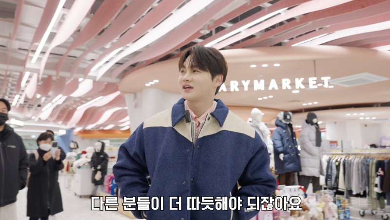 매년 아동복지센터에 패딩을 기부하는 가수 .jpg | 인스티즈