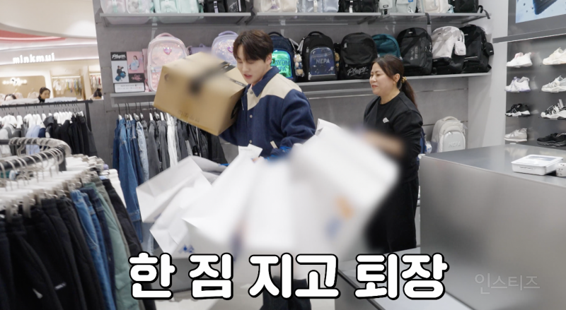 매년 아동복지센터에 패딩을 기부하는 가수 .jpg | 인스티즈