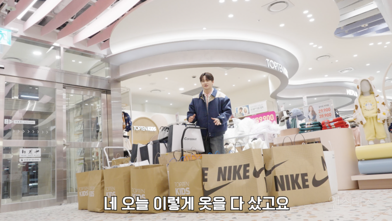 매년 아동복지센터에 패딩을 기부하는 가수 .jpg | 인스티즈