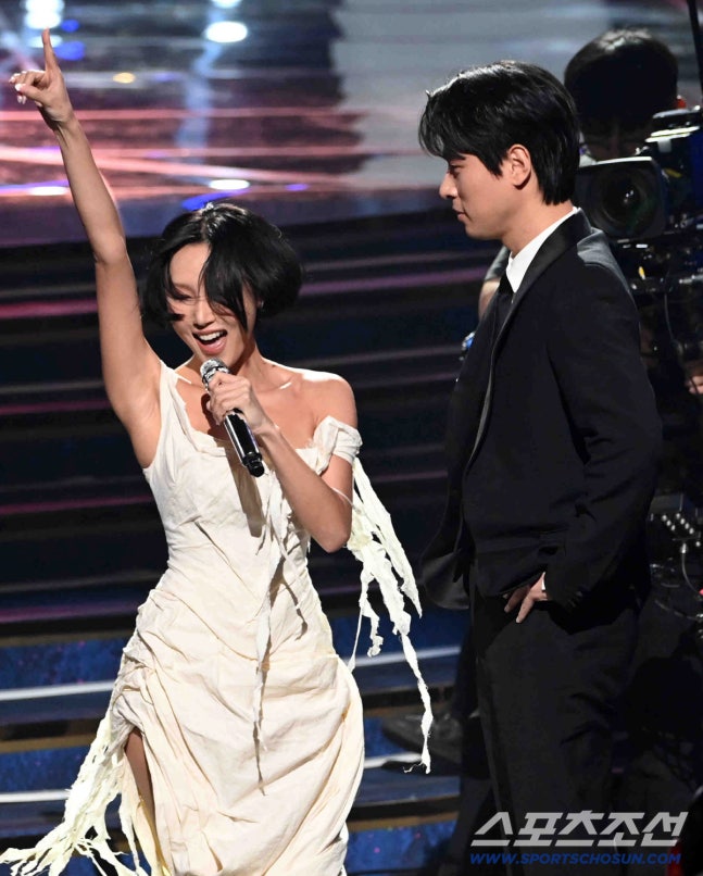 [잡담] 화사, 이쯤되면 박정민 업고 다녀야겠네..'Good Goodbye' 퍼펙트 올킬→韓솔로 가수 최고 기록 | 인스티즈