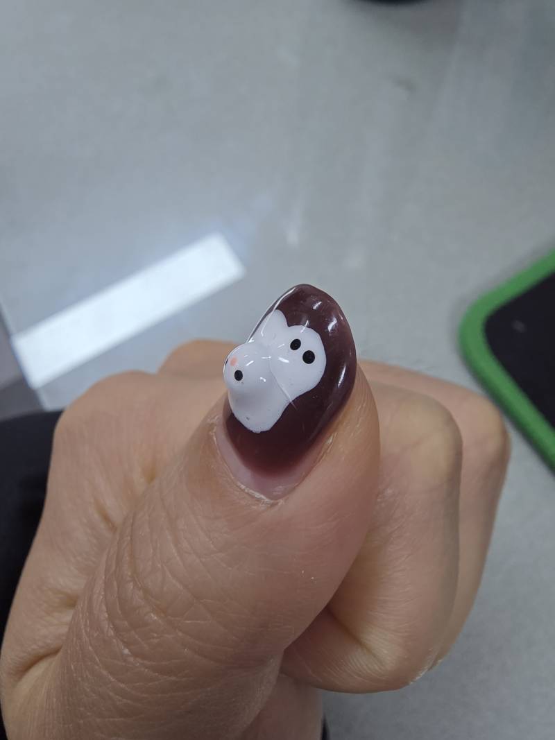 [잡담] 네일위에 선 그어졌는데 깨진건가...? | 인스티즈