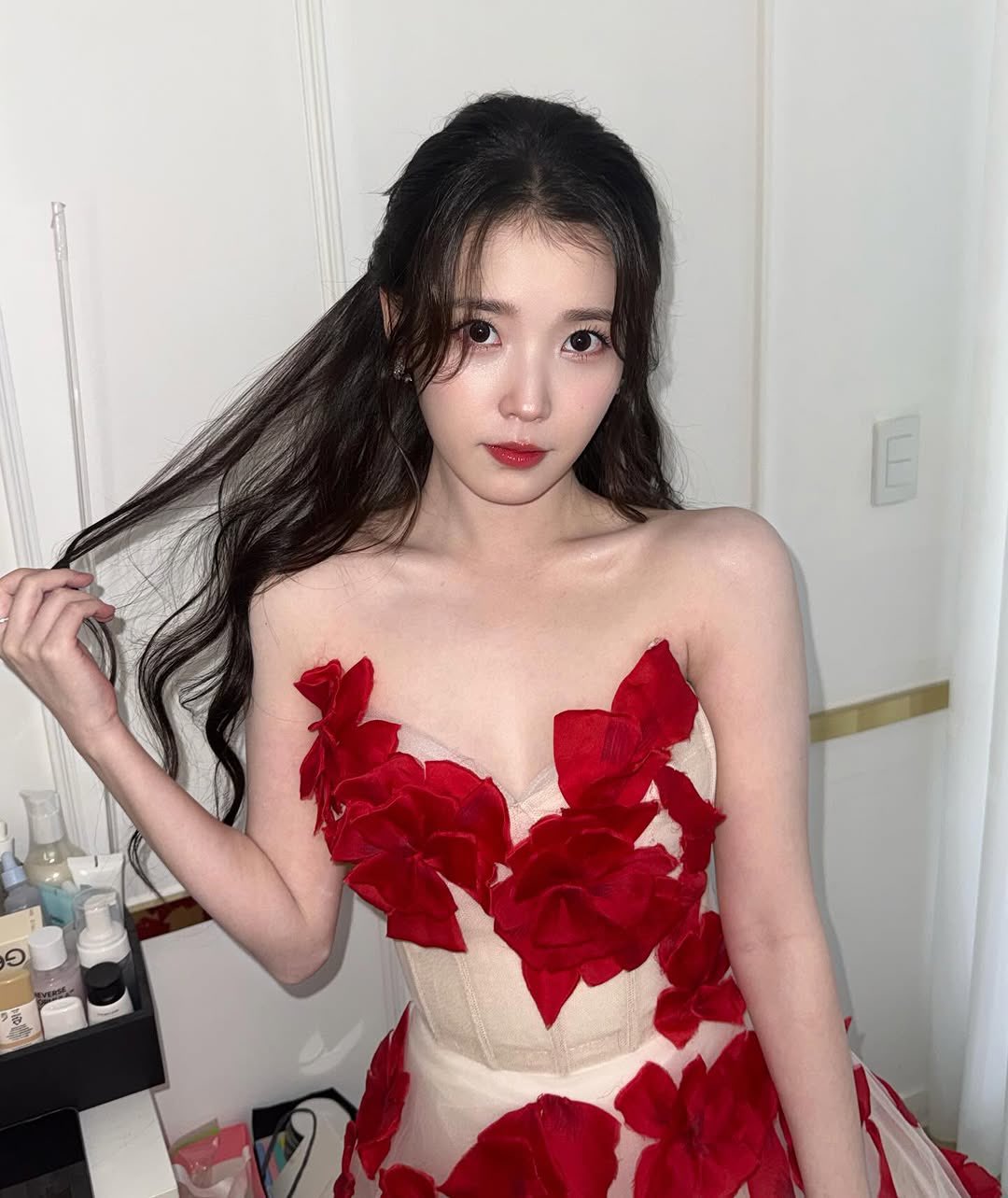 [잡담] 아이유) 251230 아이유 인스타 🌹💃 | 인스티즈