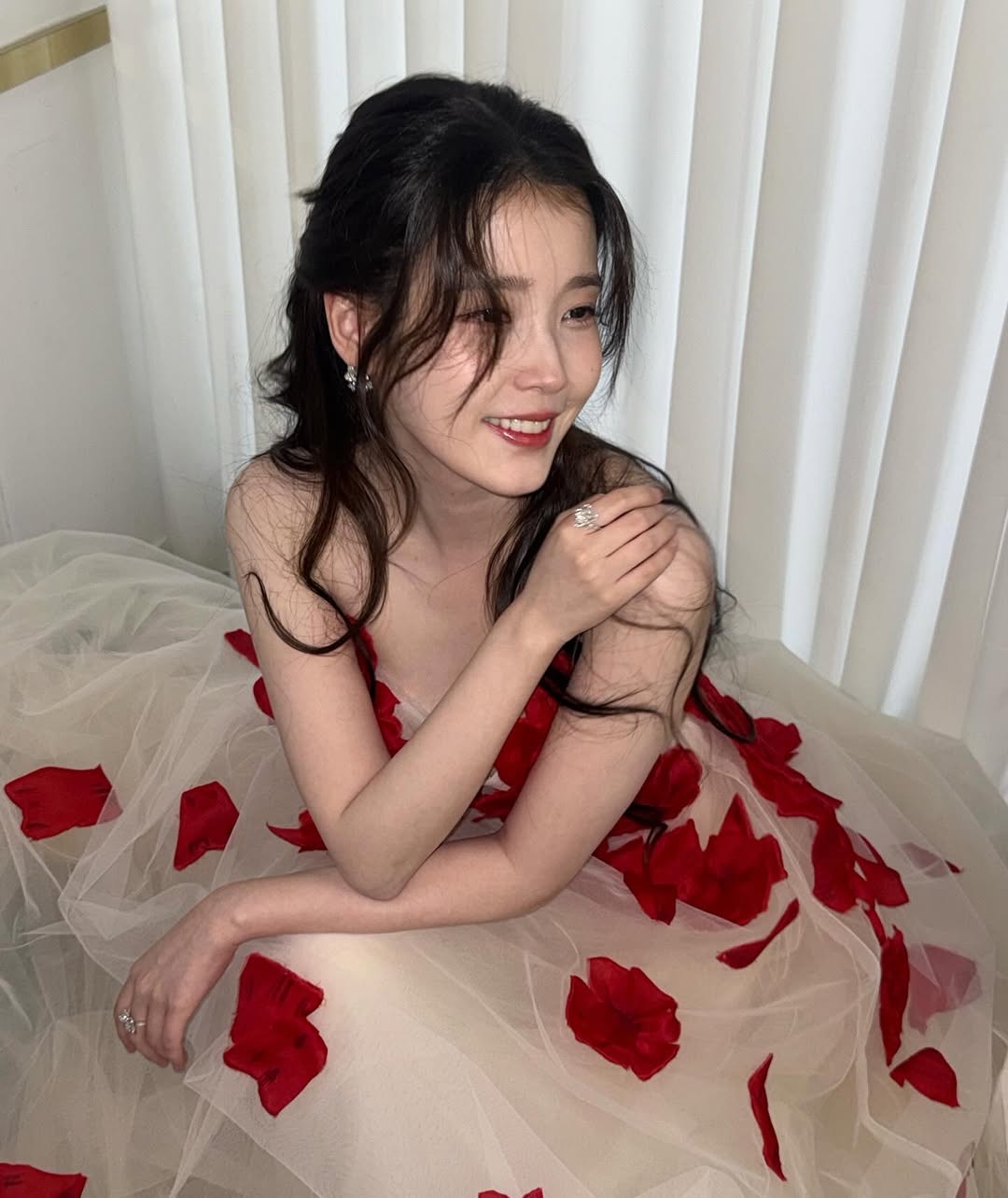 [잡담] 아이유 이거 너무 여자임 | 인스티즈