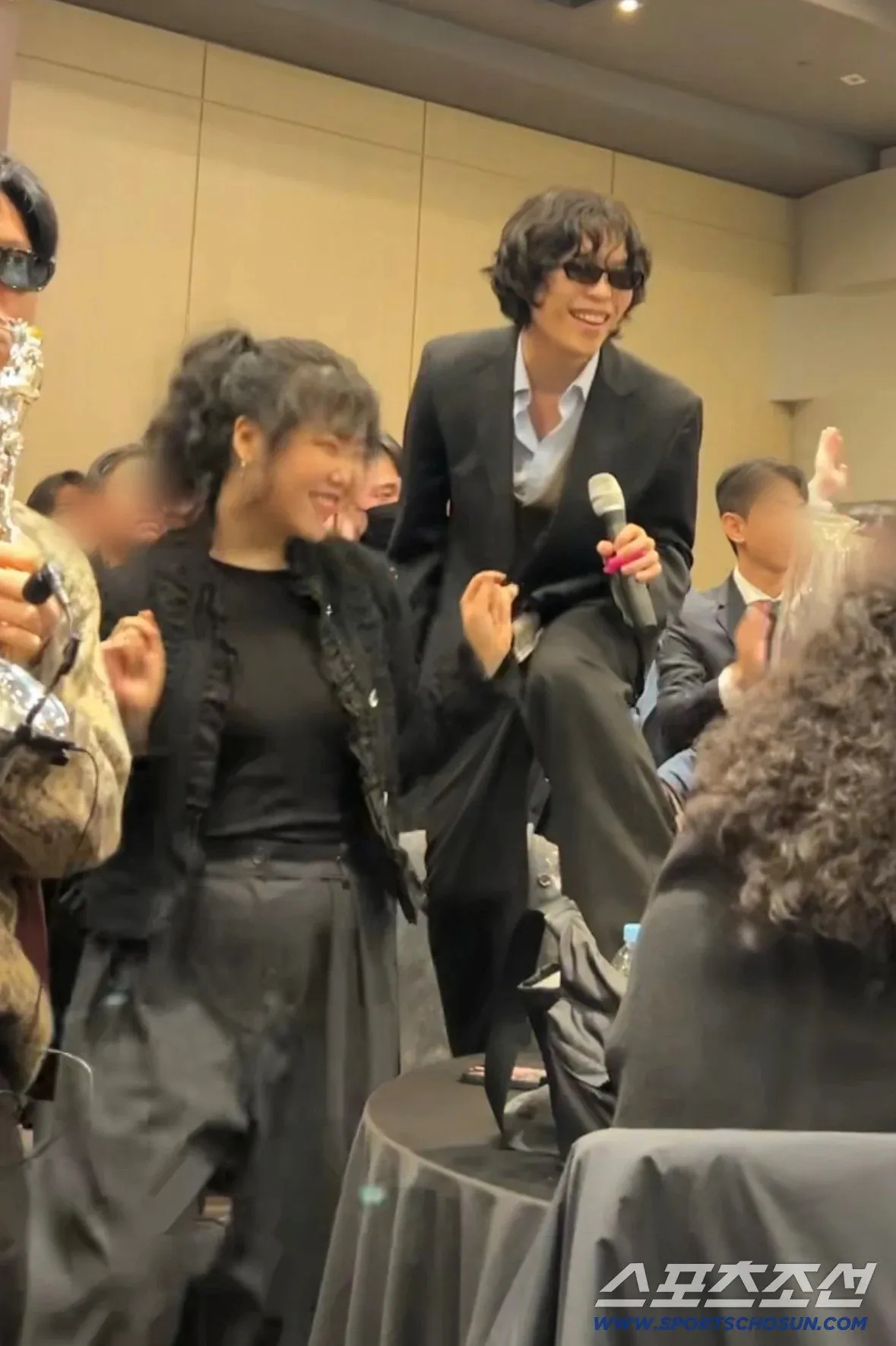 [정보/소식] 매니저 결혼식에 참석해 에테몬이 된 AKMU 이찬혁 | 인스티즈