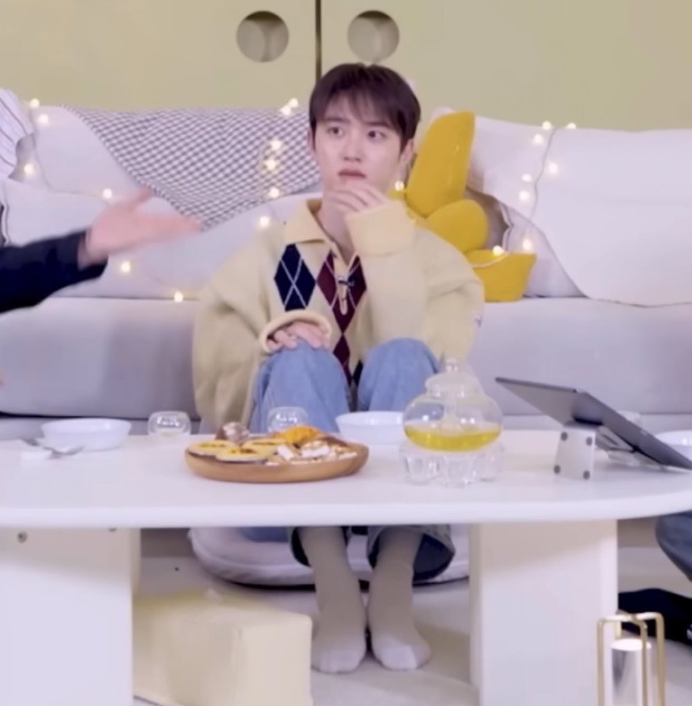 [잡담] 도경수 진짜 소매 접은것도 소매 밖 손도 흰양말 신은 발도 | 인스티즈