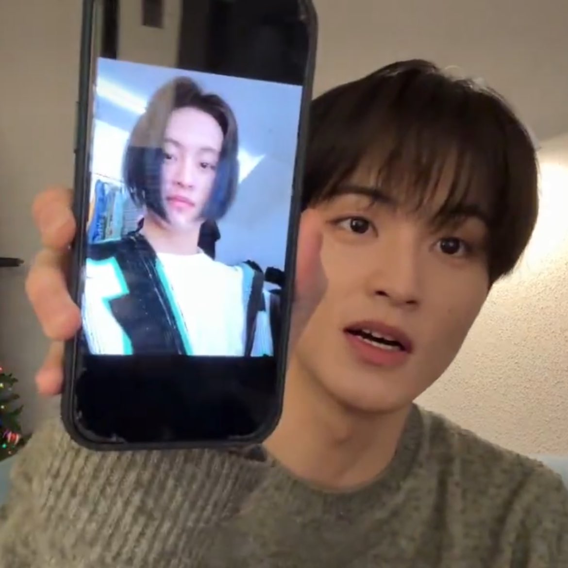 [잡담] 마크 이 사진 보여주는게 너무 웃귀 ㅜㅋㅋㅋㅋ | 인스티즈