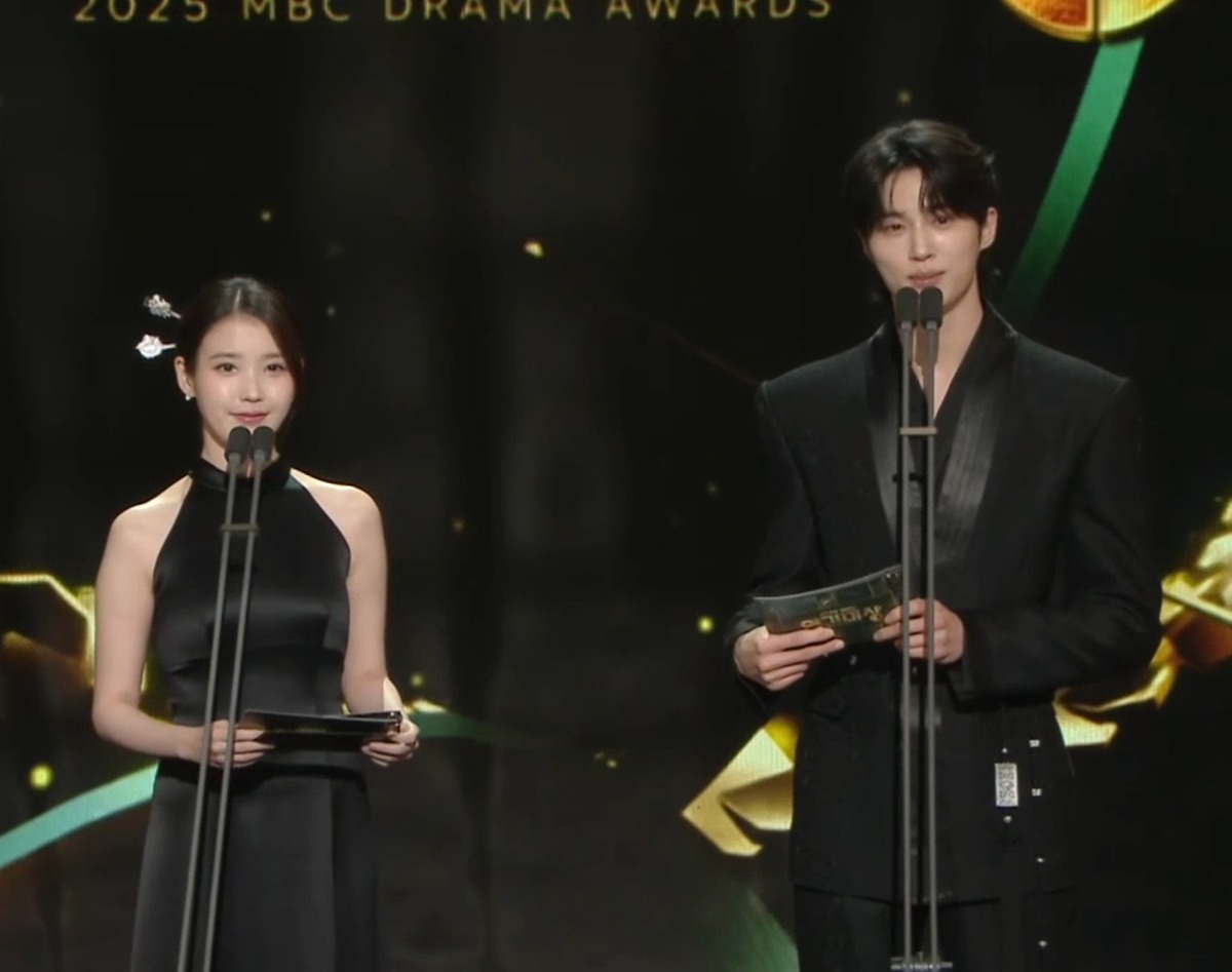 [잡담] 아이유 비녀 변우석 깃이랑 허리 장식 포인트 개느좋 | 인스티즈