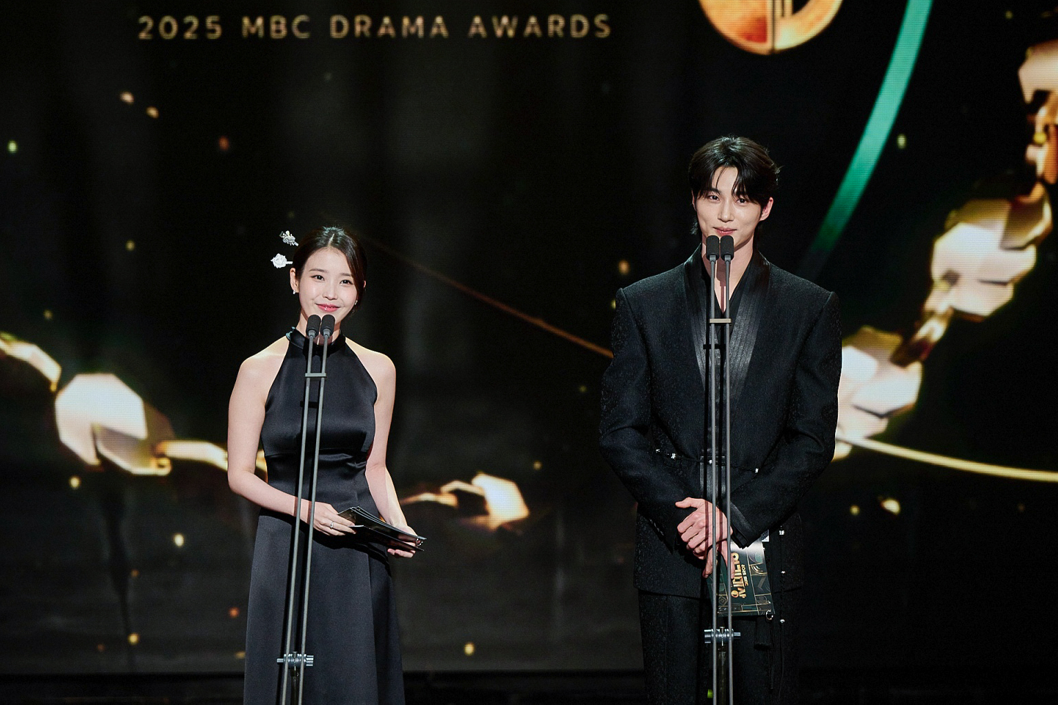 [잡담] 대군부인) MBC연기대상 아이유 X 변우석 공식 투샷 포토 | 인스티즈