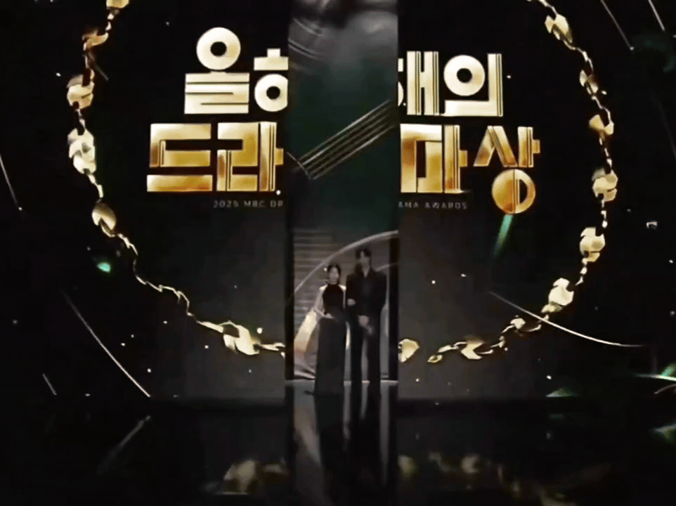 [잡담] 대군부인) 아이유 변우석 연대 입장 - 멘트 - 시상 - 퇴장 | 인스티즈