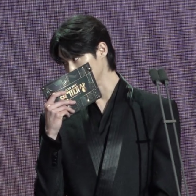 [잡담] 대군부인) 질문하는 변우석과 그걸 듣는 아이유 | 인스티즈