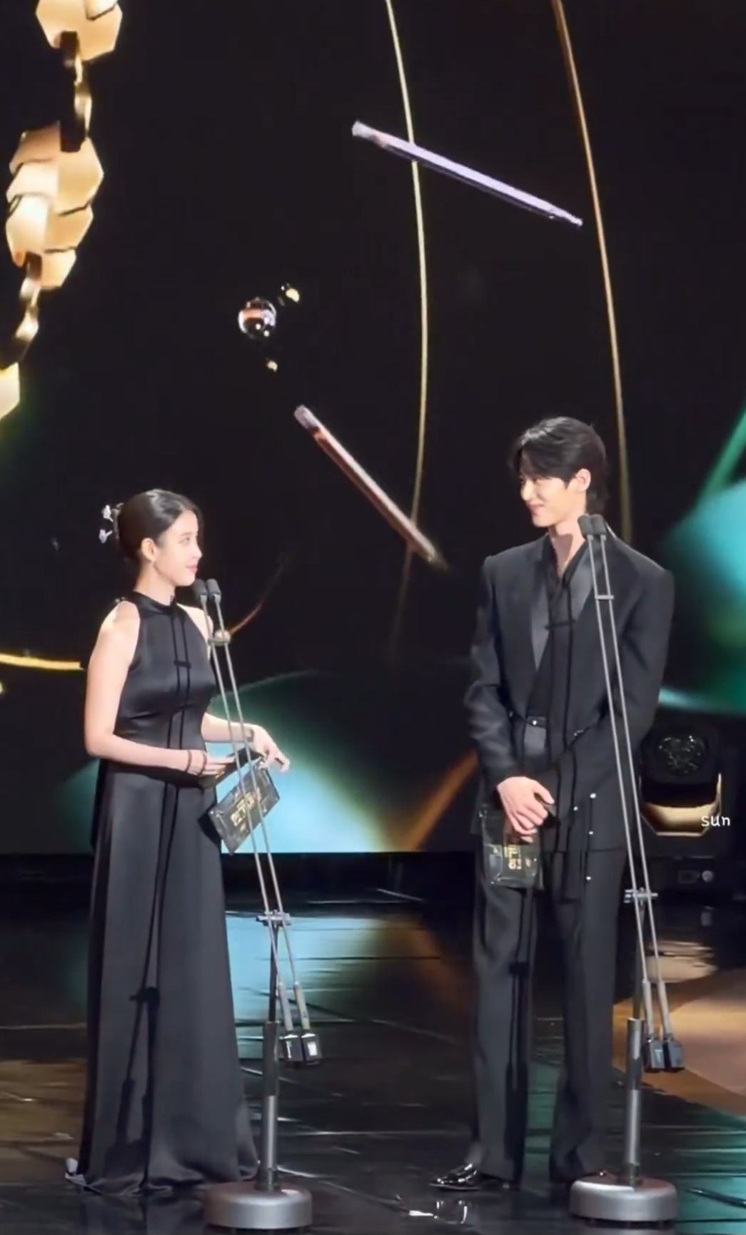 [잡담] 대군부인) 대군쀼 화면 밖에서 마주보고 웃는거 봤어? | 인스티즈