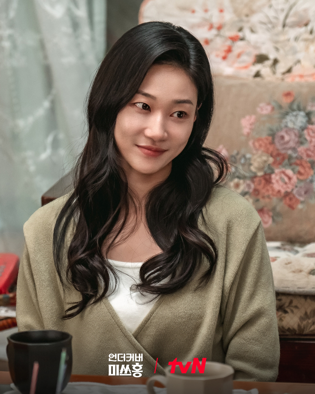 [잡담] 언더커버미쓰홍) 하윤경 PICK! 선배미 장착한 다채로운 매력의고복희 키워드는 #왕언니 #자본주의미소미워할 수 없는 왕언니 고복희의사랑스러운 활약이 있을 예정!💓 | 인스티즈