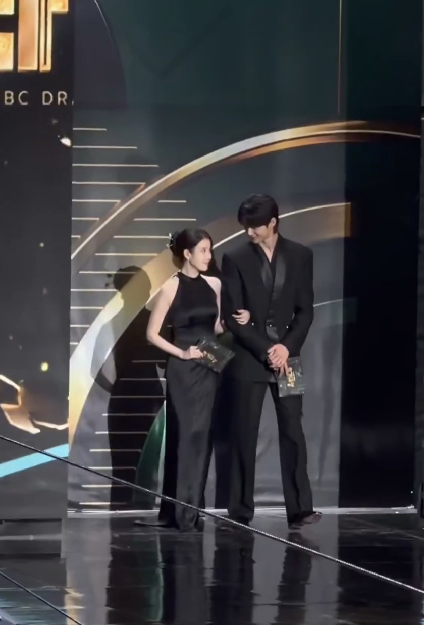 [잡담] 대군부인) 어제 연대 보는데 좀 설렜음 | 인스티즈