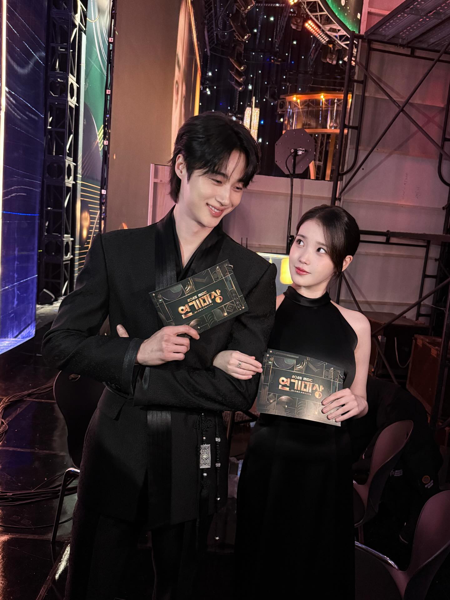 [잡담] 변우석 아이유 투샷 떴다 💜💙 | 인스티즈