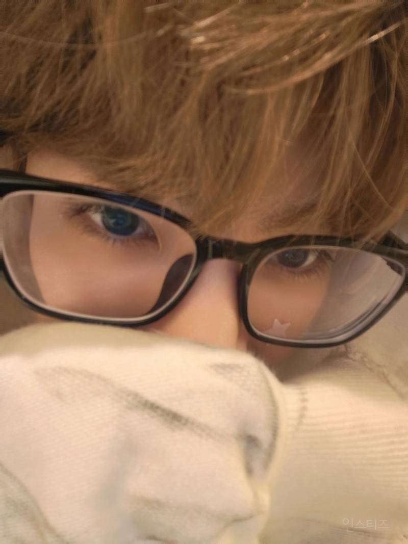 올릴지 말지 고민했다던 셀카 | 인스티즈