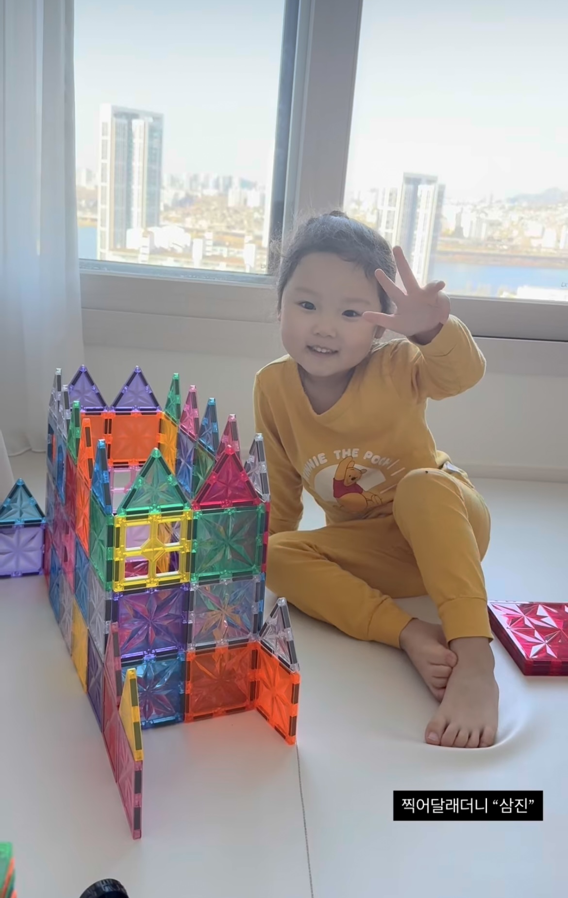 [잡담] 아 황당하네 ㅋㅋㅋㅋㅋㅋ 아니 대체 어떤 만 세 살이 사진 찍을 때 브이~도 아니고 | 인스티즈