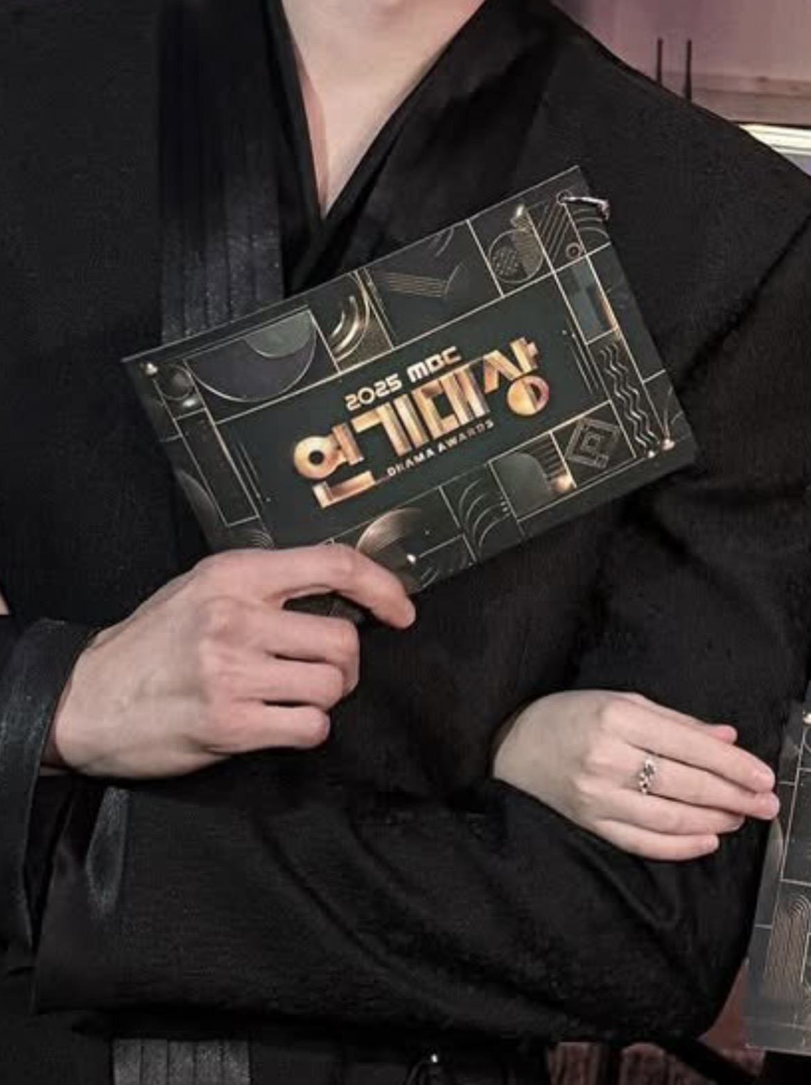 [잡담] 아이유 변우석 손 | 인스티즈