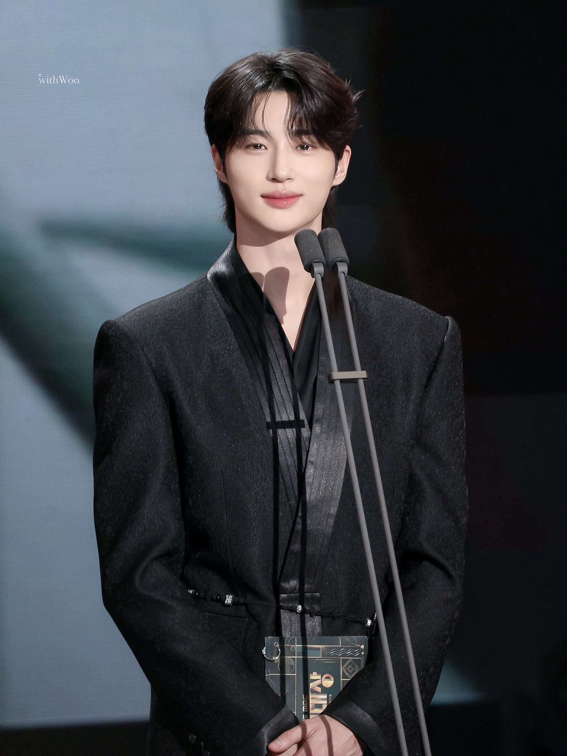 [잡담] 변우석) 입술도 예쁘지만 눈이 진짜 보석임 | 인스티즈